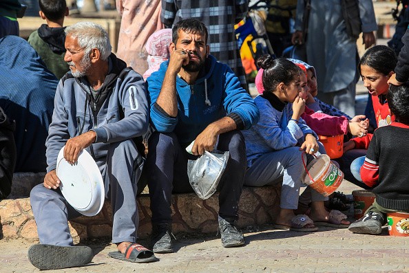 تمديد الهدنة وتسليم اسرائيليتين للصليب الأحمر في غزة وهما في طريقهما لاسرائيل