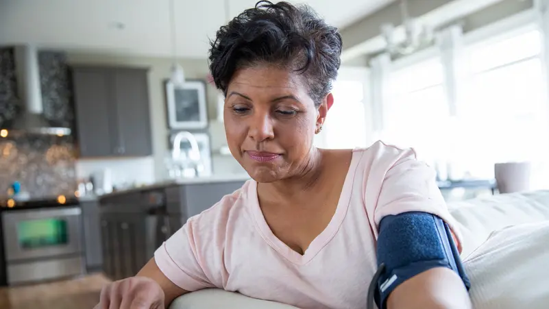 4 أخطاء شائعة عند قياس مستوى ضغط الدم.. فلتتجنبوها