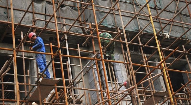 سوق العمل: انخفاض الطلب على النوادل، ونقص حادّ في عمّال البناء