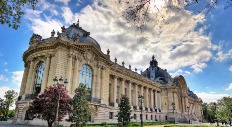 جولة سياحية على أماكن عروض الأزياء في أسبوع الموضة بباريس