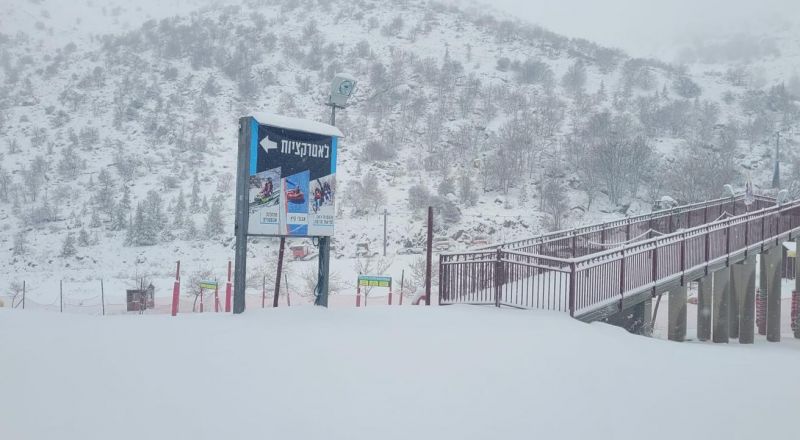 تساقط الثلوج وتراكمها على ارتفاع 50 سم في جبل الشيخ والموقع مغلق امام الزوار