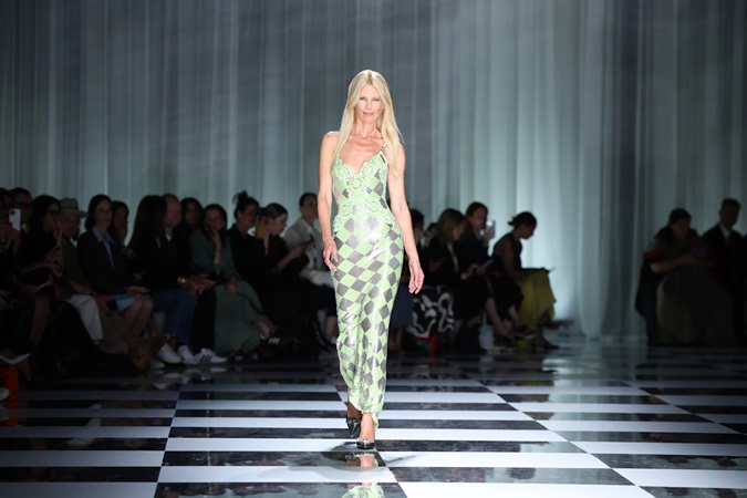 فيرساتشي تتعاون مع السوبر موديل كلوديا شيفر في حملتها الجديدة