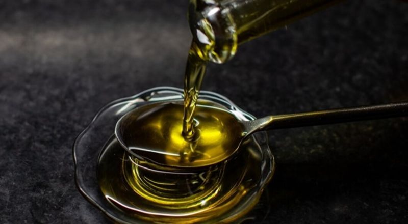 هل يفيد شرب زيت الزيتون الصحة؟ تقرير يجيب