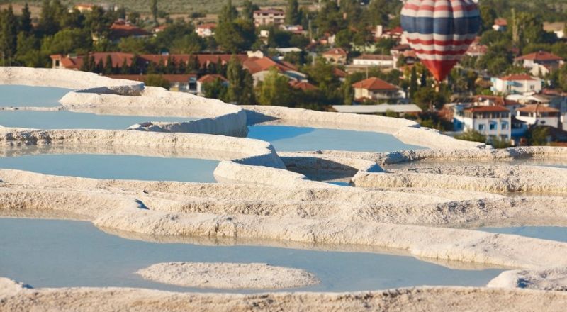 نشاطات سياحية في باموكالي الوجهة الشهيرة بجمالها الطبيعي