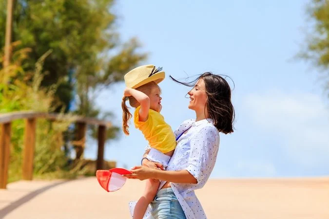 إليكِ 5 طرق ذكية للتواصل مع طفلك