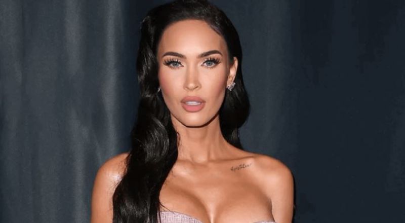 صبغت شعرها باللون الأزرق.. نجمة عالمية تكتفي بملابسها الداخلية في أحدث إطلالاتها!