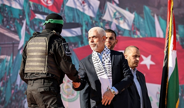 قيادي بحماس: لدينا 30 ضابطا إسرائيليا والسنوار يمارس عمله قائدا للحركة على الأرض