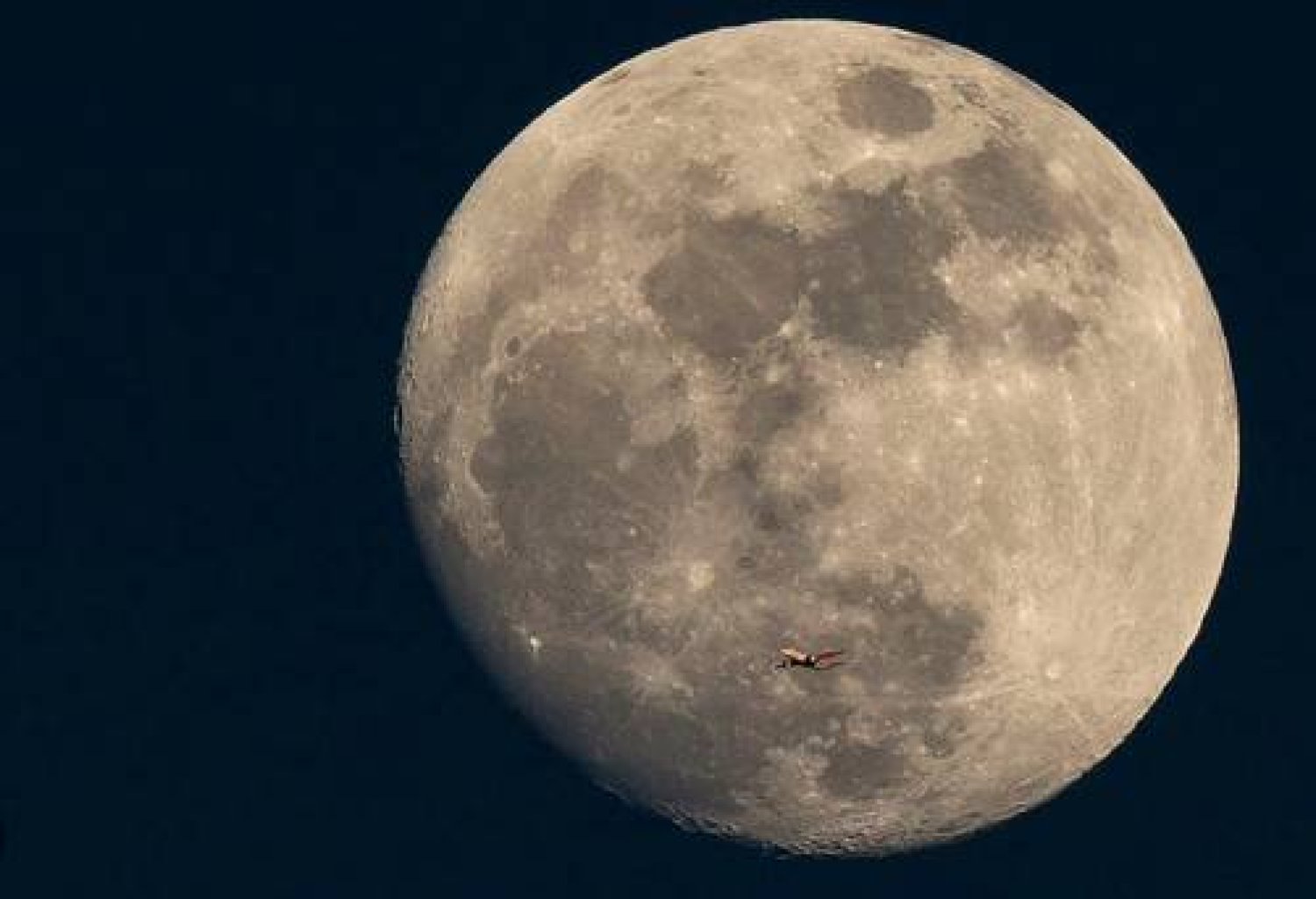 لماذا لا نستطيع رؤية الجانب البعيد من القمر؟