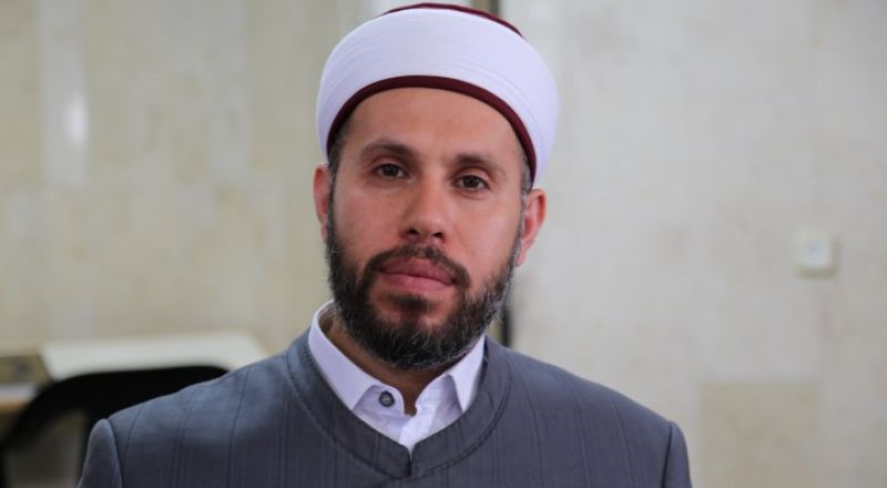 هل يجب على من يخرج إلى منى يوم التروية أن يصلي الجمعة في منى وكيف يصلّي الحجاج الصّلوات في منى يوم التّروية؟