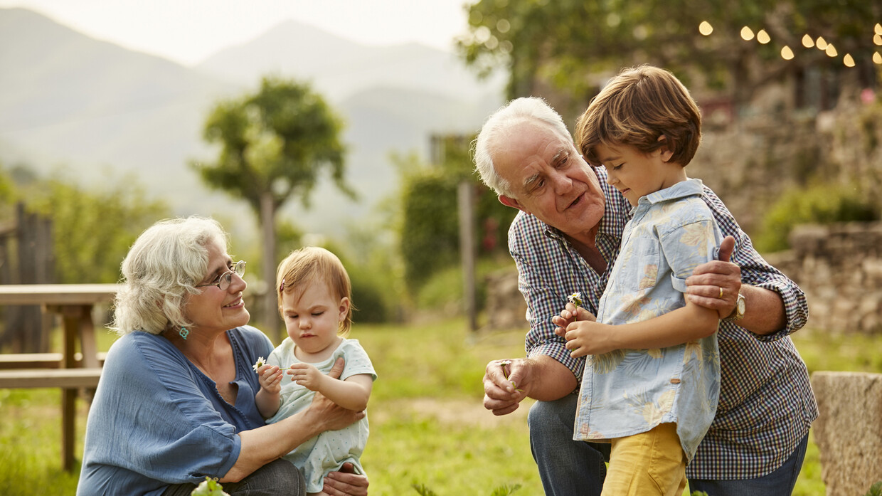 السويد تقر رسميا دفع رواتب للأجداد ليقوموا برعاية أحفادهم