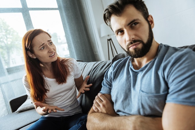 إليكِ سلوكيات تشير إلى عدم رضا الزوج عن الحياة الزوجية