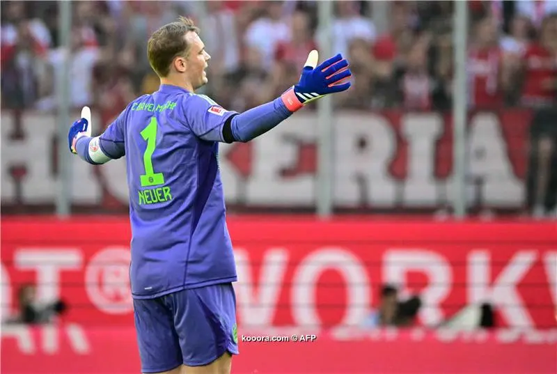 رئيس بايرن يوضح حقيقة رحيل نوير