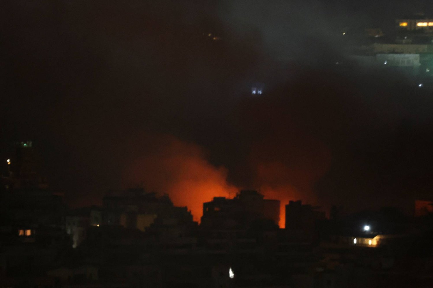 الجيش الإسرائيلي يقصف أهدافا عسكرية ل «حزب الله» في بيروت وجنوب لبنان