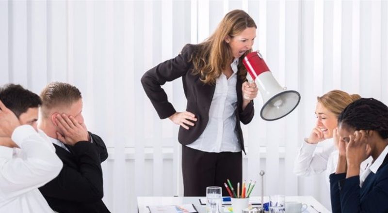 الموظفون يتنمرون على مديرهم... كيف يمكن مواجهة هذه الحالة؟