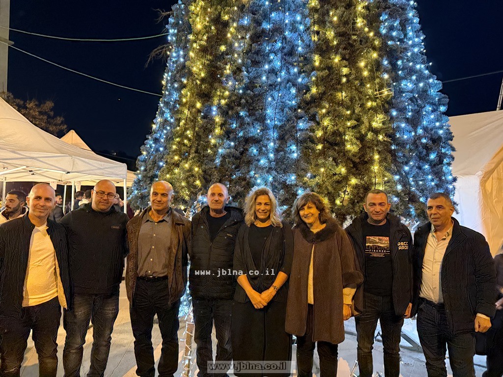 أجواء ميلادية باردة- اضاءة شجرة الميلاد عند مدخل البقيعة المرج