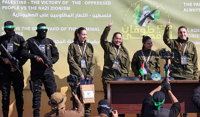 غزة في اليوم الـ7 لوقف النار: إسرائيل تستلم الأسيرات المجنّدات الأربع