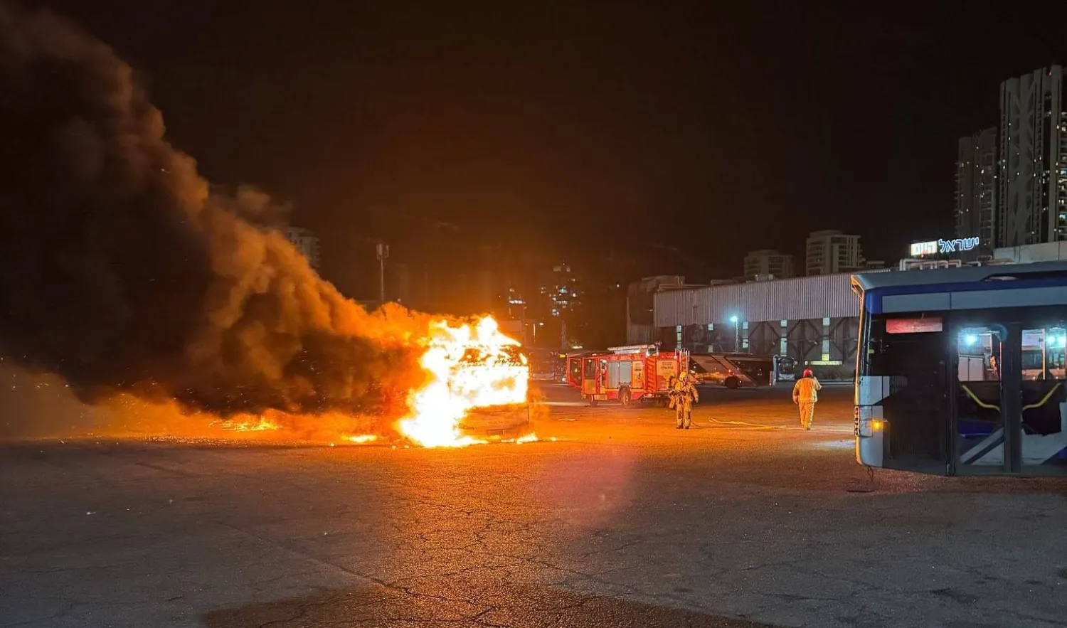 انفجارات تطال حافلات في إسرائيل... ونتنياهو يرد بعملية «مكثفة» في الضفة