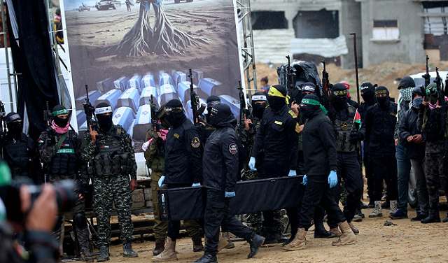 حماس تطالب باستعادة الجثمان الخطأ  وتحقق بشأن شيري بيباس