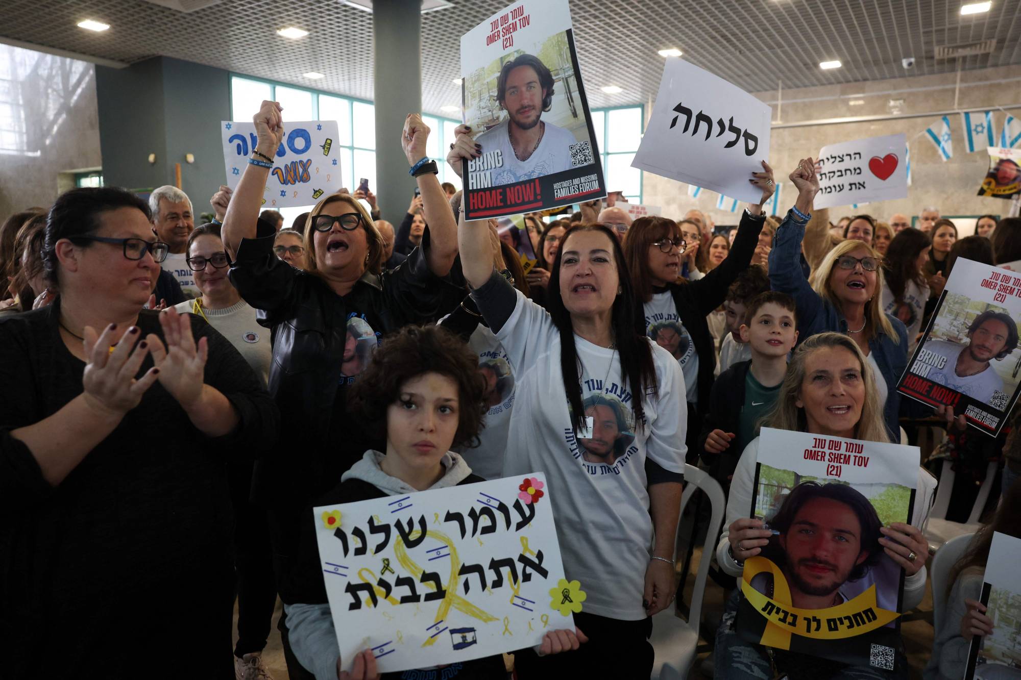 «حماس» تسلّم 6 رهائن... وتحضيرات للإفراج عن الأسرى الفلسطينيين