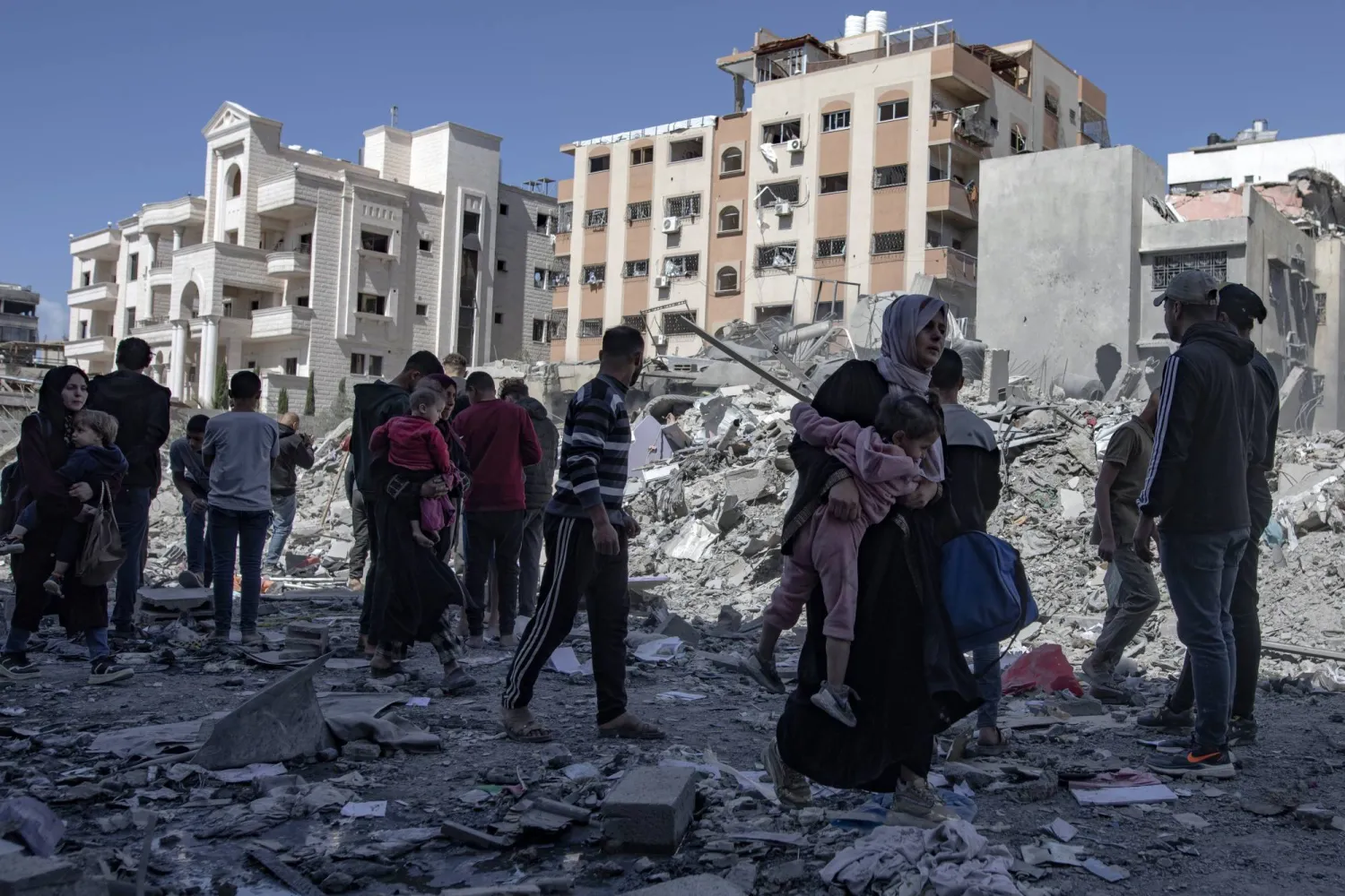 إسرائيل تكثف غاراتها على غزة... وتوجه «إنذاراً أخيراً»