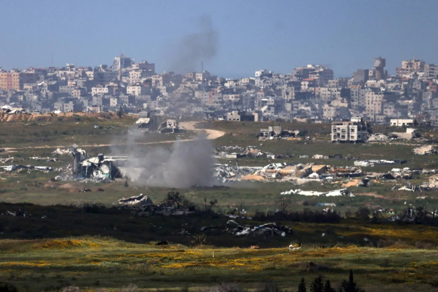 نتنياهو يطالب «حماس» بتسليم سلاحها... والحركة تتعهد باستمرار «المقاومة»