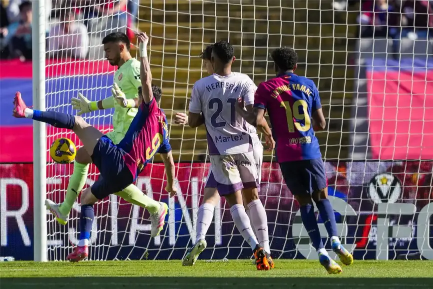 ليفاندوفسكي يقود قطار برشلونة لدهس جيرونا