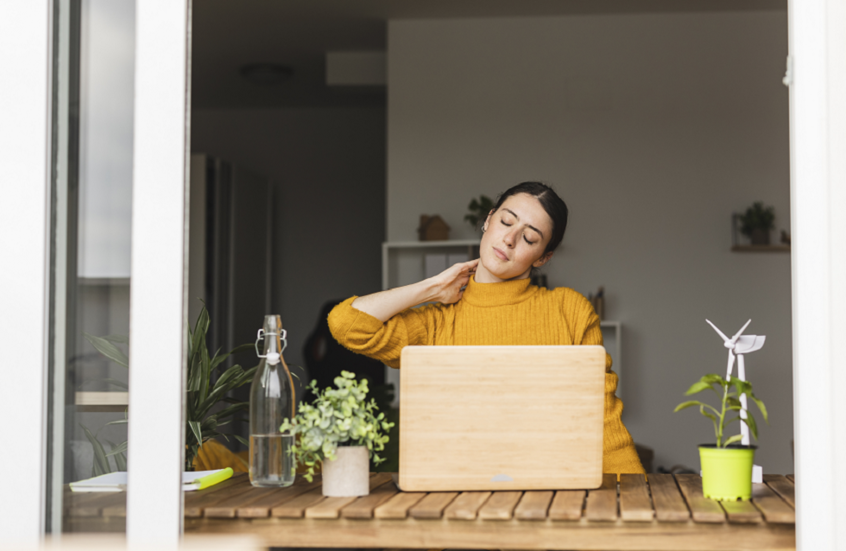 الحد اليومي للجلوس الذي يُنذر بآلام الرقبة