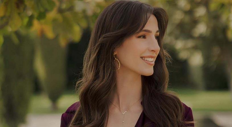 قلادة رومانسية وأناقة ملكية .. تفاصيل إطلالات الأميرة رجوة الرسمية احتفالًا بعيد ميلادها ال31