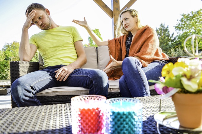 4 مواقف قاومي فيها رغبتك في انتقاد أخطاء زوجك