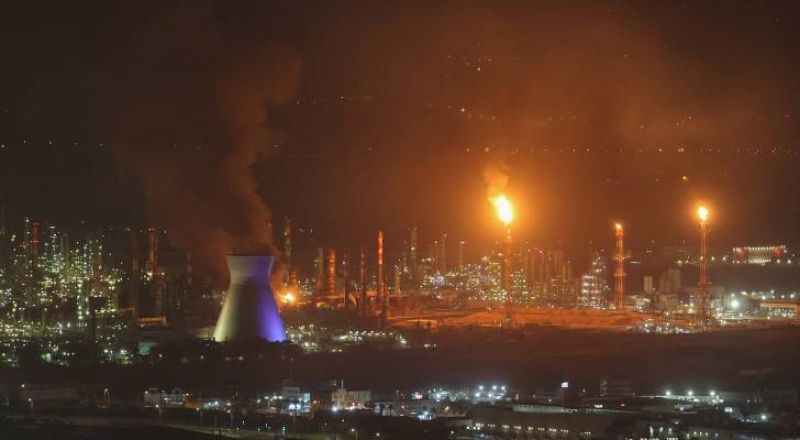 اعتراف اسرائيلي بدمار كبير في مصافي النفط في حيفا ومقتل 3 عمال بسبب القصف الإيراني