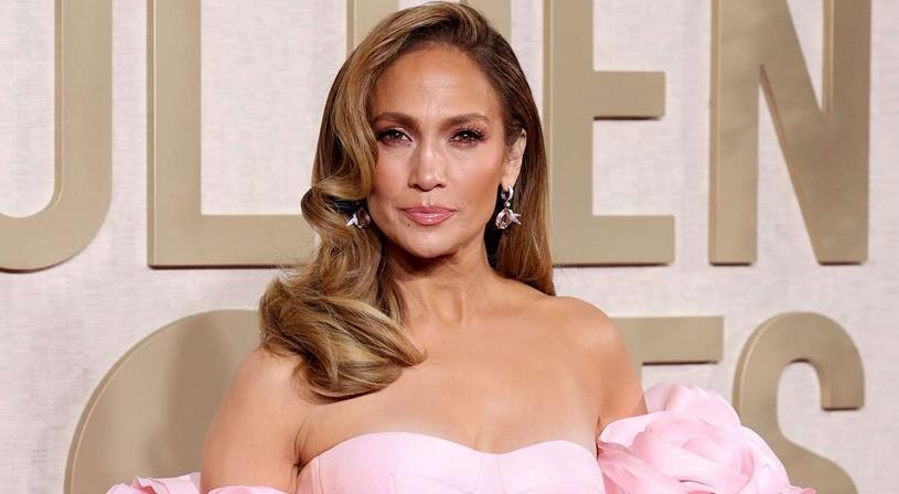 ودّعي الانتفاخ والتعب: خطوات بسيطة لتبدو عيناك منتعشتين على الفور