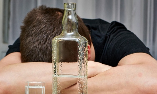 مع بداية العطلة الصيفية: ارتفاع مقلق في حالات التسمم الكحولي بين المراهقين في إسرائيل