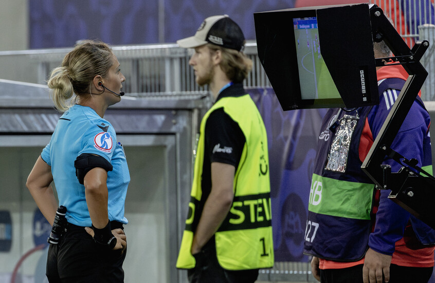 صلاحيات جديدة لـVAR.. تغييرات تاريخية مرتقبة في قوانين كرة القدم