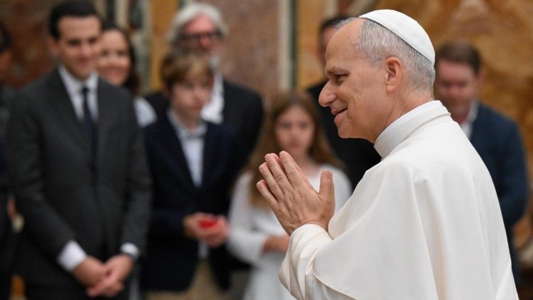 البابا يستقبل محفزي ومقدمي اللقاء مع الشباب في تورفيرغاتا قبل احتفال قداسته بأمسية صلاة لمناسبة يوبيل الشباب