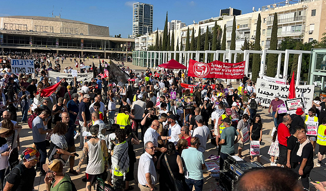 تل أبيب: العشرات يتجمعون في المظاهرة ضد الحرب وسط تقييدات الشرطة- 500 مشارك!!