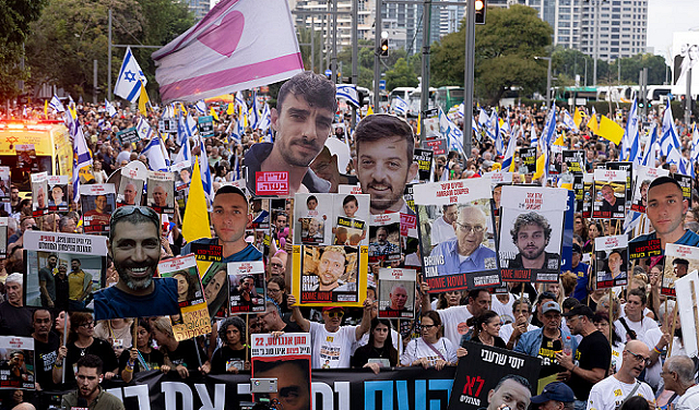 ضبّاط اسرائيليون يحذّرون عائلات المختطفين من مخاطر احتلال غزة