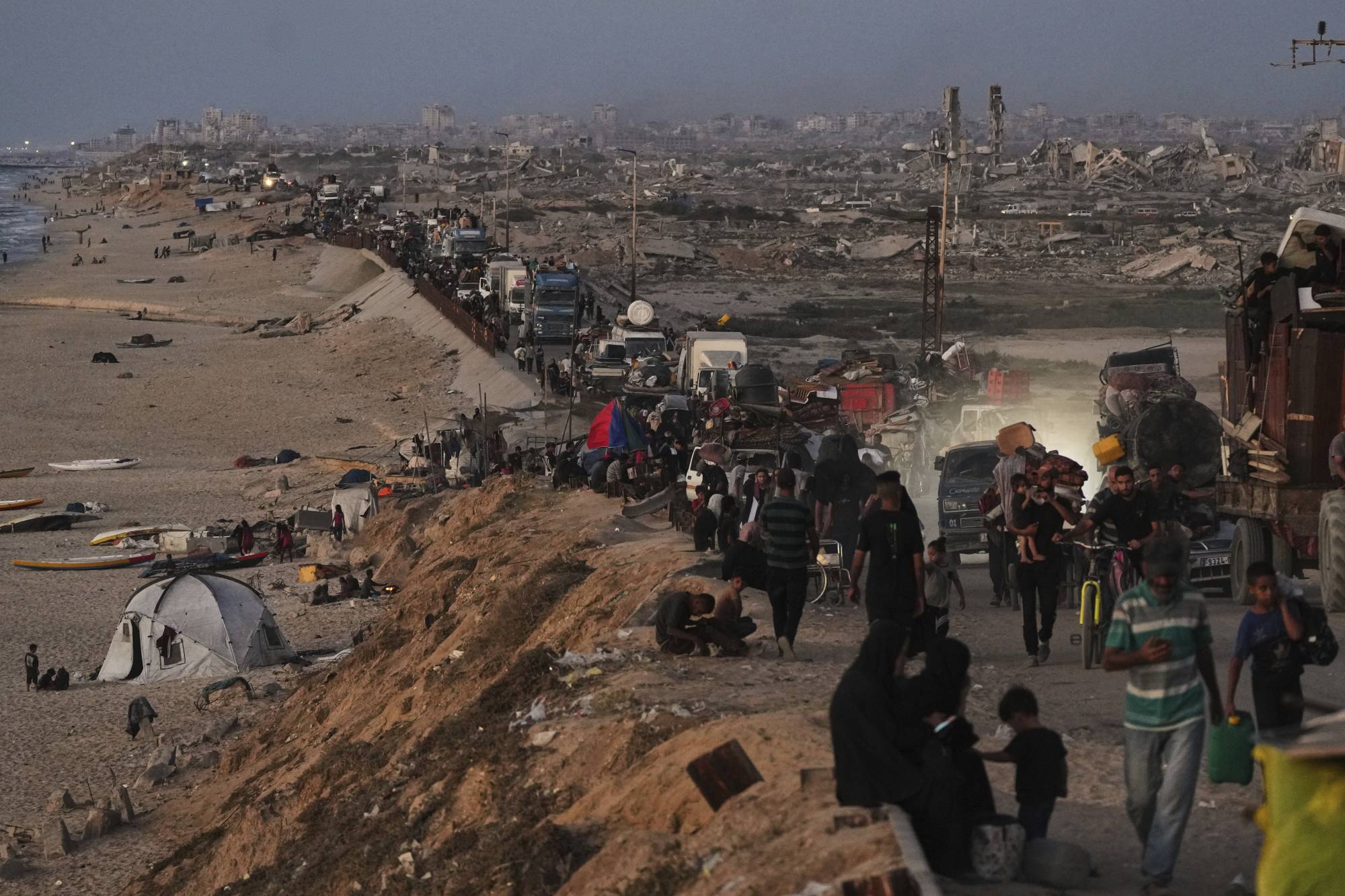 إسرائيل تفتح «مساراً مؤقتاً» لمغادرة مدينة غزة مع تكثيف الغارات وتوغل الدبابات