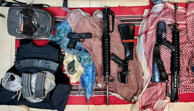 إعتقال 13 مشتبهًا في نزاع دموي في بلدة  تل السبع وضبط 3 أسلحة M16، مسدس، ذخيرة، وحشيش.