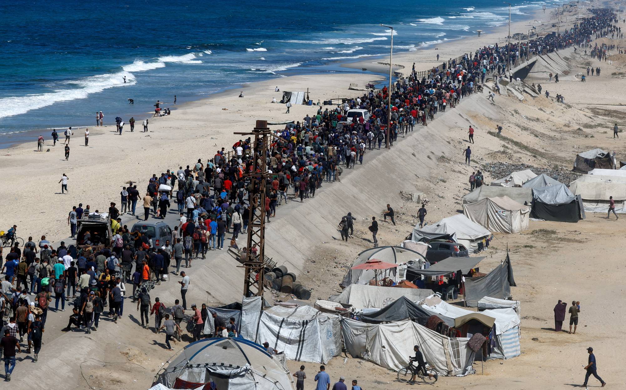 آلاف يعودون لمنازلهم المدمرة في غزة مع بدء وقف إطلاق النار