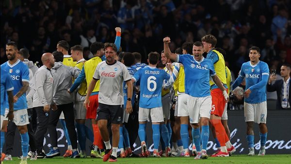 نابولي يكتسح إنتر ميلان بثلاثية في قمة الدوري الإيطالي