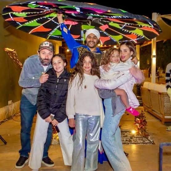 ابنة تامر حسني تعتذر وتدعم ابنة كريم محمود عبد العزيز: -خليكي قوية