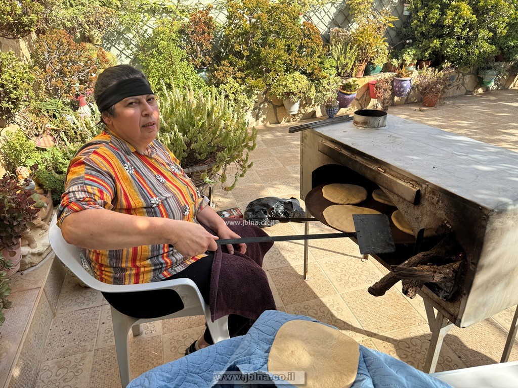 أم يعقوب-مالكة سلوم عساف تُعيد لأطفال بستان الفراشات رائحة التراث عن طريق خُبز الحطب