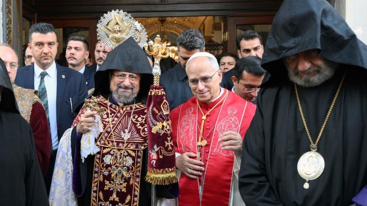 حدث تاريخي في بيروت: البابا لاوون الرابع عشر يبدأ زيارته وسط توترات إسرائيلية