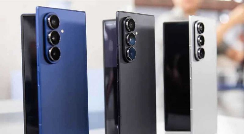 سامسونغ تطوّر هاتفًا قابلًا للطي بتصميم عريض استعدادًا لمنافسة أبل في 2026