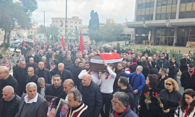 تشييع جثمان القيادي السياسي عصام مخول في حيفا بمشاركة حاشدة