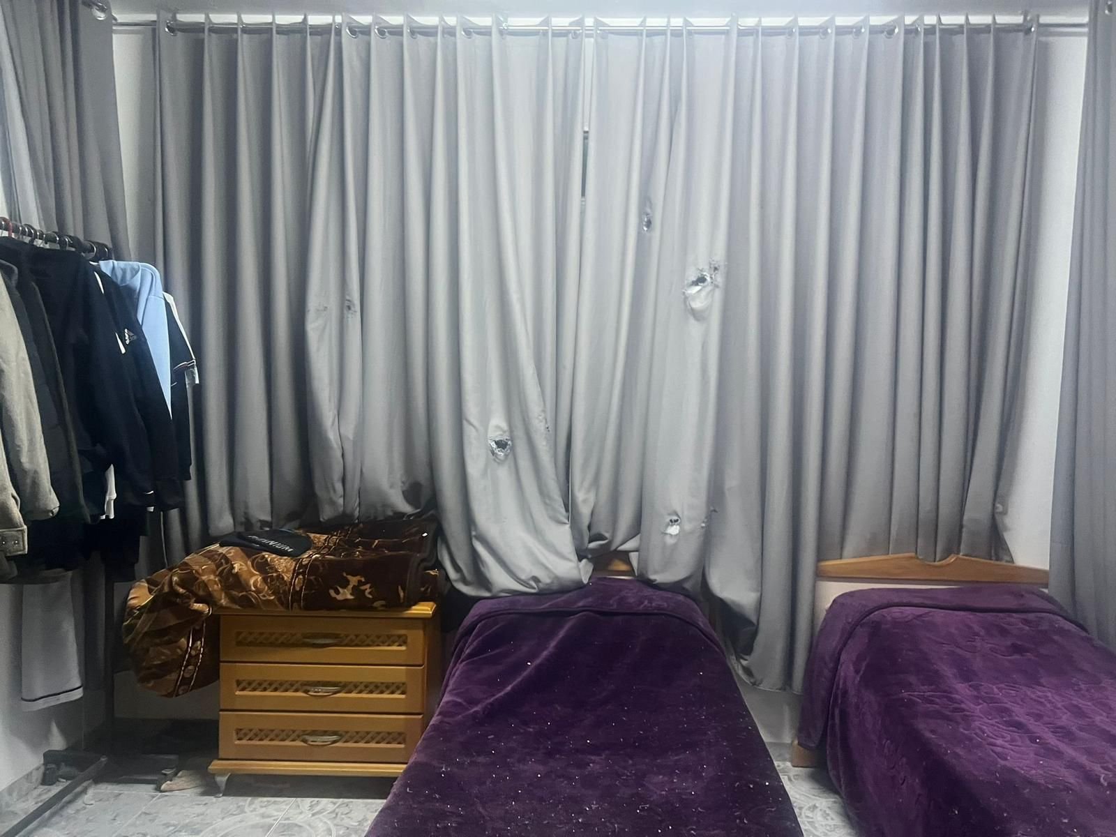 كفركنا تحت إطلاق نار كثيف وأنباء عن قنبلة من طائرة مسيّرة وإصابات بينها امرأة وابنتها