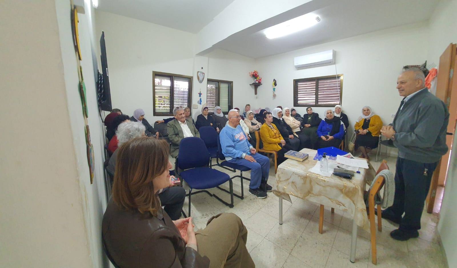 الكاتب الصحافي زياد شليوط يحاضر عن الصحافة العربية في نادي موفيت الشفاعمري