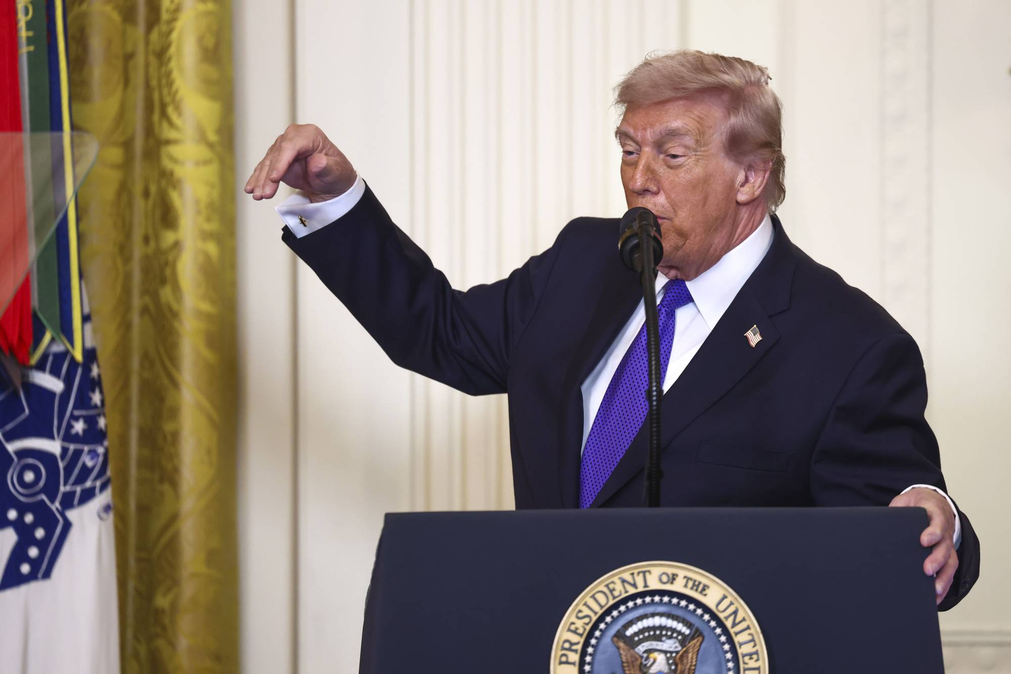 ترمب يلوّح بالخيار البري... والضربات تتسع في إيران