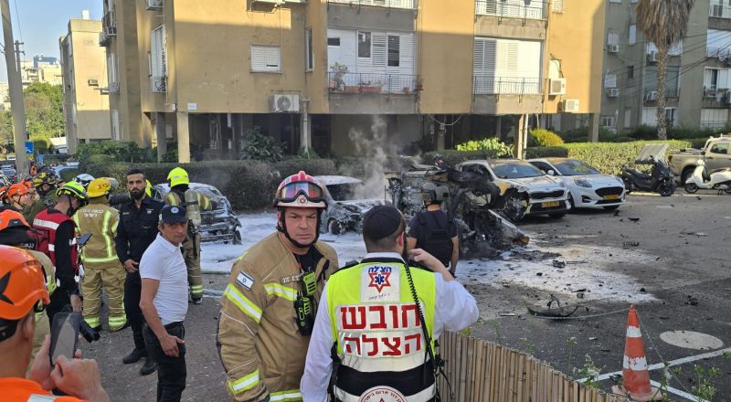 التصعيد الأمني| صاروخ متشظٍ يضرب غوش دان ويخلّف 12 مصابًا وأضرارًا في عدة مدن