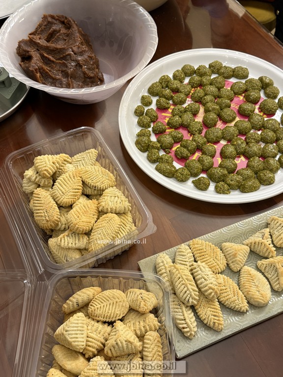 من تقاليد الفصح المجيد- تجهيز كعك العيد- صور وفيديو من معليا